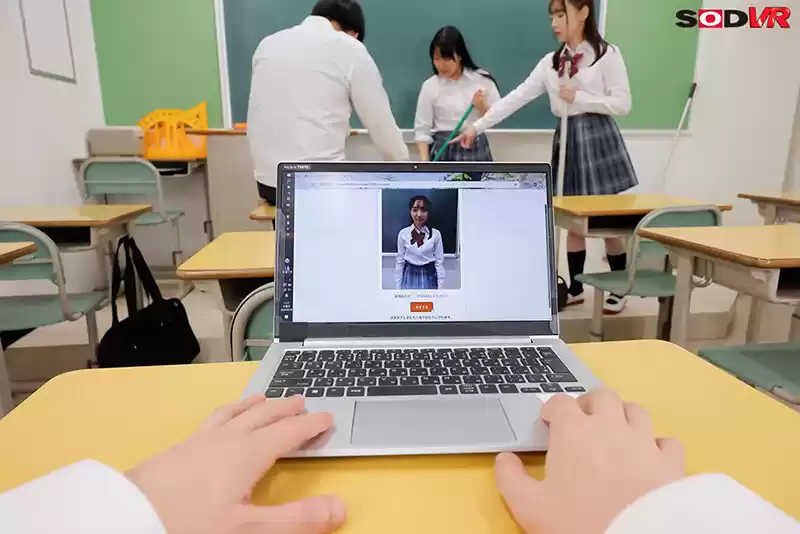 【VR】【8K】人間がドールに?!注文したら委員長は突如消えて、箱入りドールとして家に届いた 雅子りな