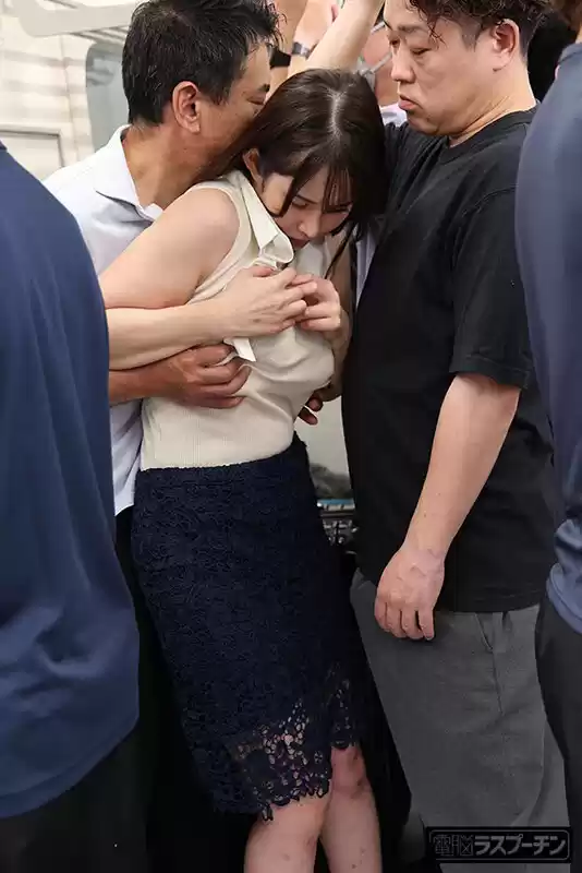 満員電車で吊り革にぶら下げられ両乳首同時開発のすえ無念の発情してしまった巨乳美女4 二羽紗愛