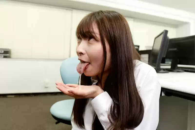 スラリと伸びた黒パンスト足と黒パンスト尻が魅力的な女上司に誘惑されたら頑張りますよ僕！ 長谷川礼奈