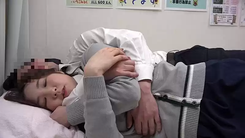「ハグ/添い寝/腕枕」までしかしてくれないJKコスプレリフレ店の女の子とお店に内緒で中出し援助SEXをする