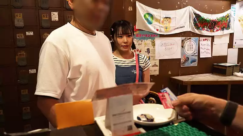 銭湯で見知らぬおじさんのおちんちんをワザと勃起させてもてあそぶ痴女っ子たち。