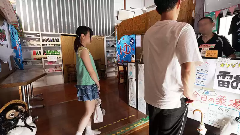 銭湯で見知らぬおじさんのおちんちんをワザと勃起させてもてあそぶ痴女っ子たち。