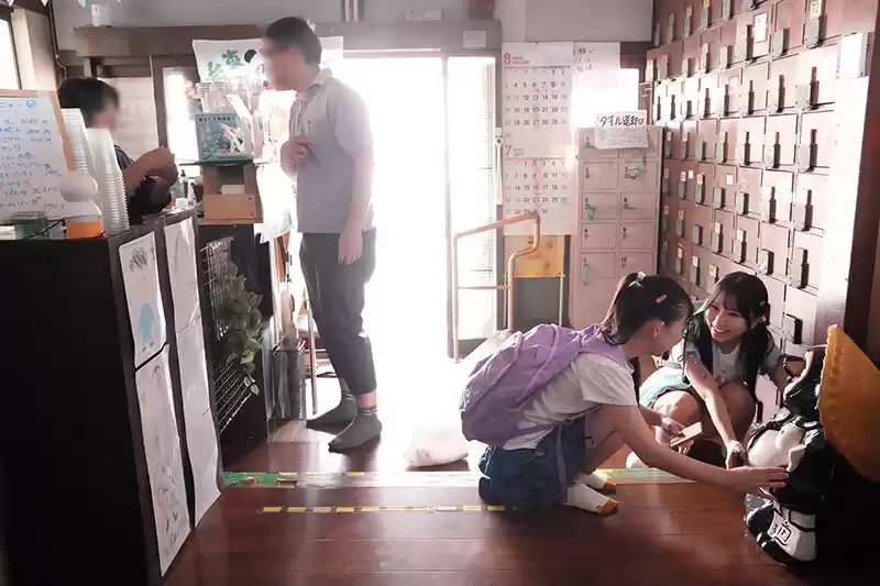 銭湯で見知らぬおじさんのおちんちんをワザと勃起させてもてあそぶ痴女っ子たち。