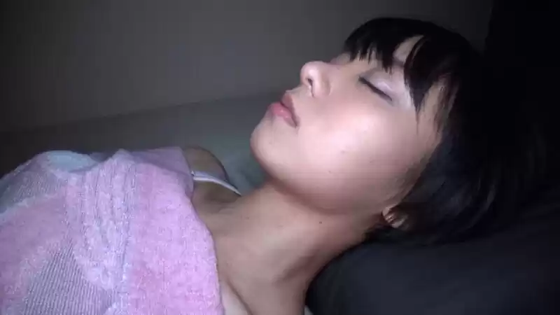 もなみ鈴 暗闇でイタズラ中出し