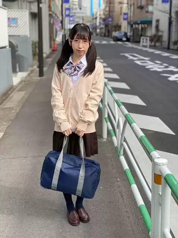 駅弁露出 抱っこSEXが大好き！！パイパン微少女をパンパンパンパン！