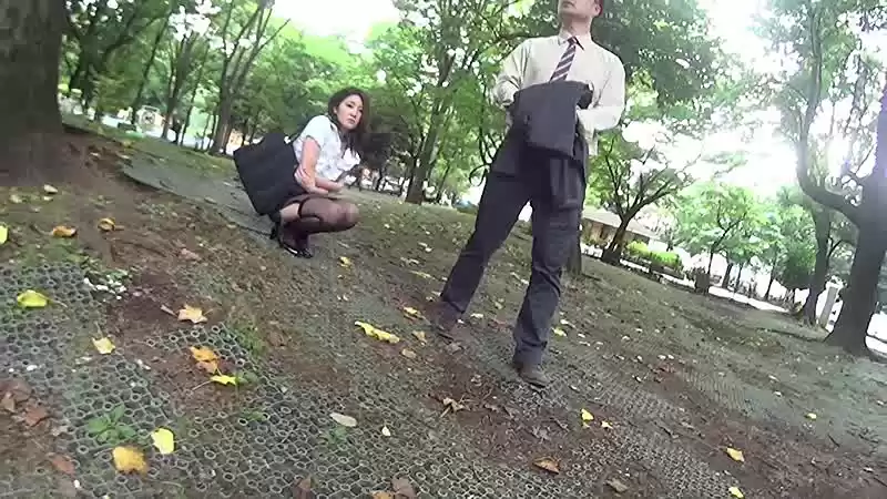 羞恥！公衆の面前で強●絶頂アクメ＆潮！ビッグバンローター改をマ○コに入れて街中を引き回せ