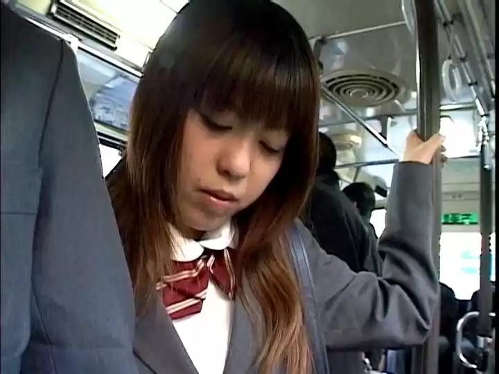 車内ワイセツ！！制服痴●バス