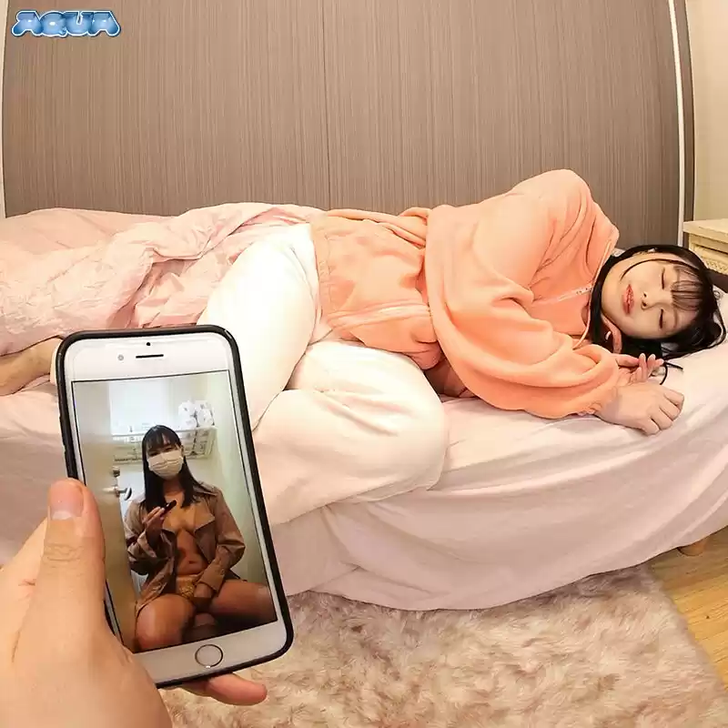 【VR】ネットで拾ったエロ動画をオカズに目の前でバレないようにシコる