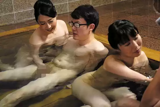「女将のエロいおもてなし最高!」「男なら一度は行くべき!」と、ある情報誌で有名になった山奥の温泉宿に行ってみた。そこで待ち受けていた過剰接待とは、想像を超えるエロ接待だった!!3