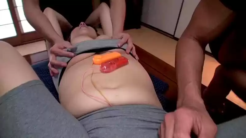 卑猥なほど肥大したお乳から滴り落ちるほど、あふれ出る母乳 森永オチチ