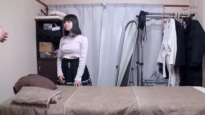 媚薬オイルマッサージ 痴●盗撮＆中出し素人娘VOL.19 超強力媚薬を配合したマッサージオイルを施術中に知らずに塗りこまれたオンナは、身体の火照りに驚き、チ○ポを欲しがる自分に戸惑い、垂れ出したマン汁に恥ずかしがりながらも生ハメ中出しまで欲してしまう！