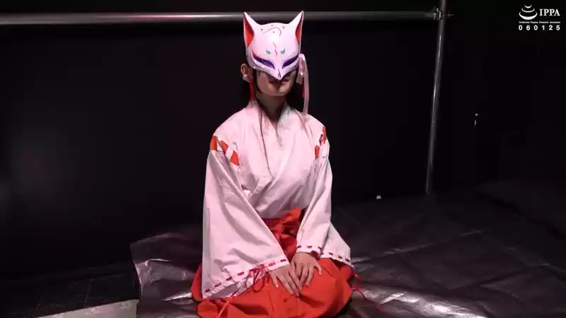 『神秘的な狐面の巫女さんの正座した足裏をくすぐって崩したい！ くすぐり我慢修行！』 稲見なずな