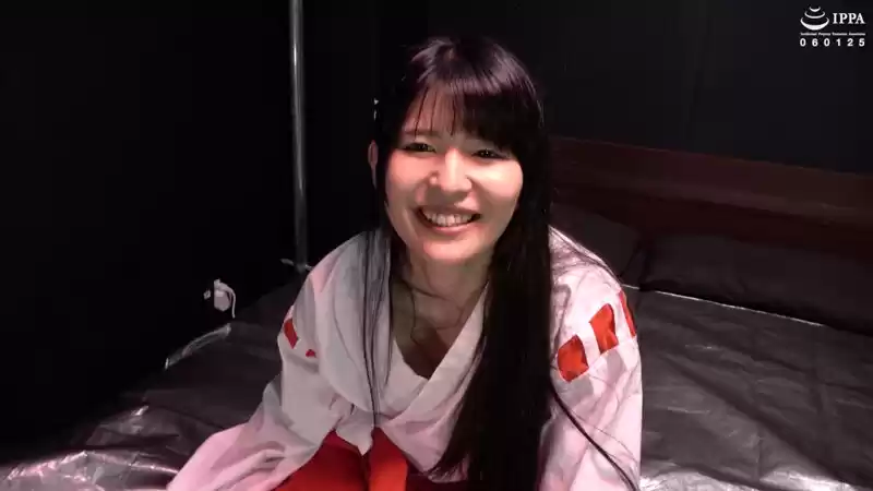 『神秘的な狐面の巫女さんの正座した足裏をくすぐって崩したい！ くすぐり我慢修行！』 稲見なずな