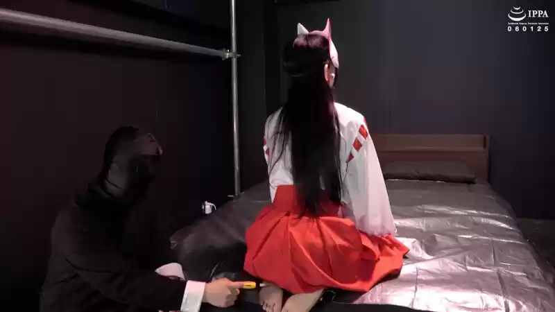 『神秘的な狐面の巫女さんの正座した足裏をくすぐって崩したい！ くすぐり我慢修行！』 稲見なずな