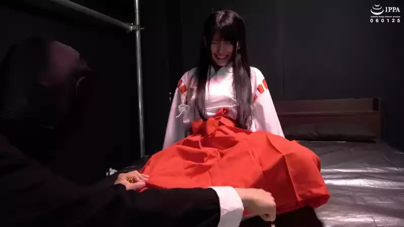 『神秘的な狐面の巫女さんの正座した足裏をくすぐって崩したい！ くすぐり我慢修行！』 稲見なずな