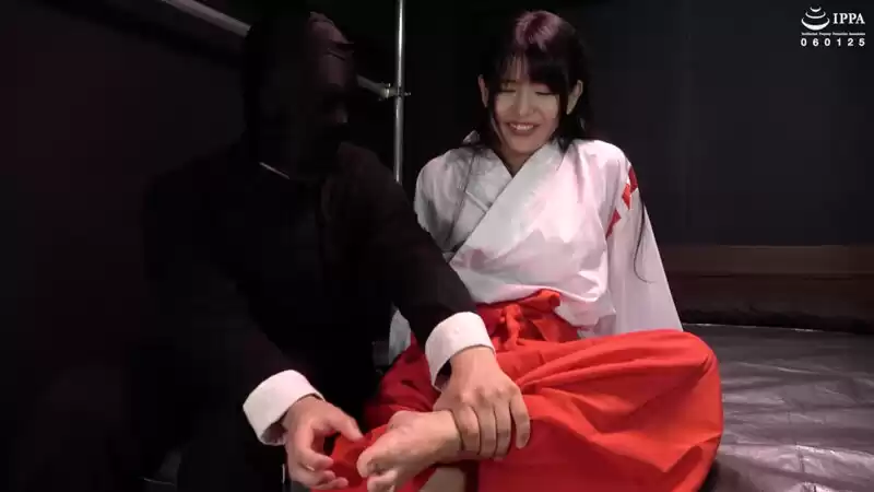 『神秘的な狐面の巫女さんの正座した足裏をくすぐって崩したい！ くすぐり我慢修行！』 稲見なずな