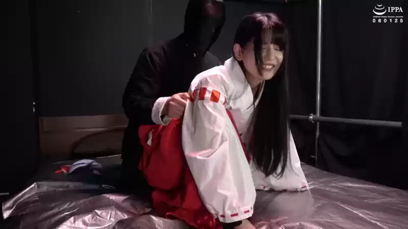 『神秘的な狐面の巫女さんの正座した足裏をくすぐって崩したい！ くすぐり我慢修行！』 稲見なずな