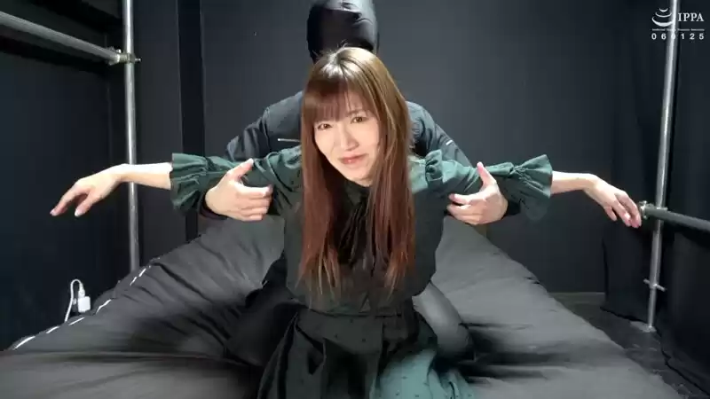 くすぐったいところが極端なお姉様をくすぐりチェック! 美泉咲