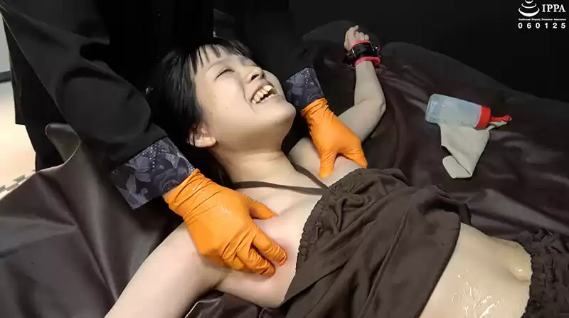 「【くすぐり】新人牧河柚乃ちゃんを施術服で ローション四肢拘束」わかしラボWAKA-082 牧河柚乃 8