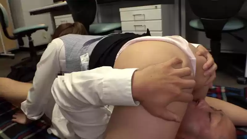 黒タイトスカートが似合う働くお姉さんのピッタリ密着した肉感的なお尻に着衣のまんまチ●ポ擦り＆ザー汁発射してもう着れないくらい汚しちゃいたい 富岡ありさ