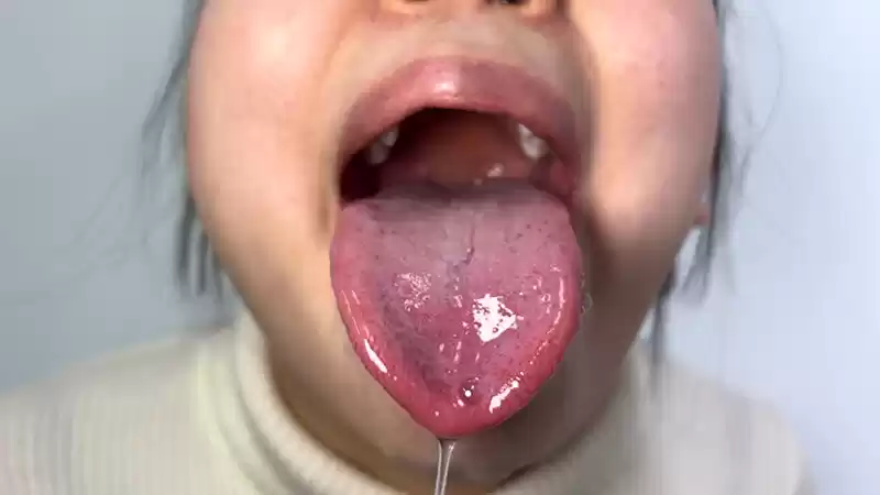 唾液たっぷりかりなちゃんの口内観察