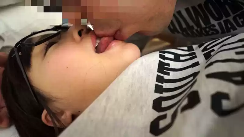 地味メガネっ娘 初めての潮吹きでメス覚醒！！初めての騎乗位で痙攣絶頂！！思考回路停止！！ 宮沢ゆかり