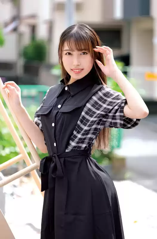 十年ぶりに再会した清楚だった同級生は色気漂う淫乱女に変貌していた！ 花里アカリ