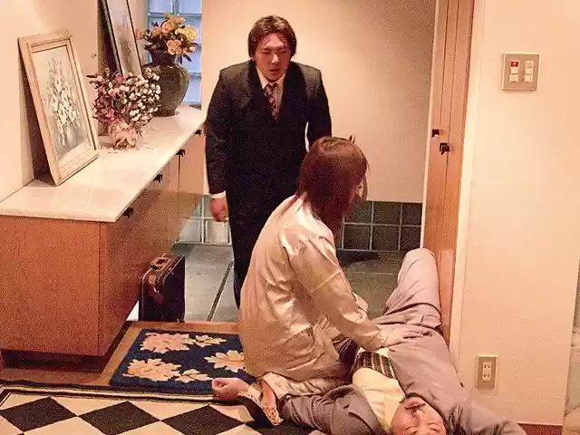 夫が眠るその隣で…上司妻の肉欲接客