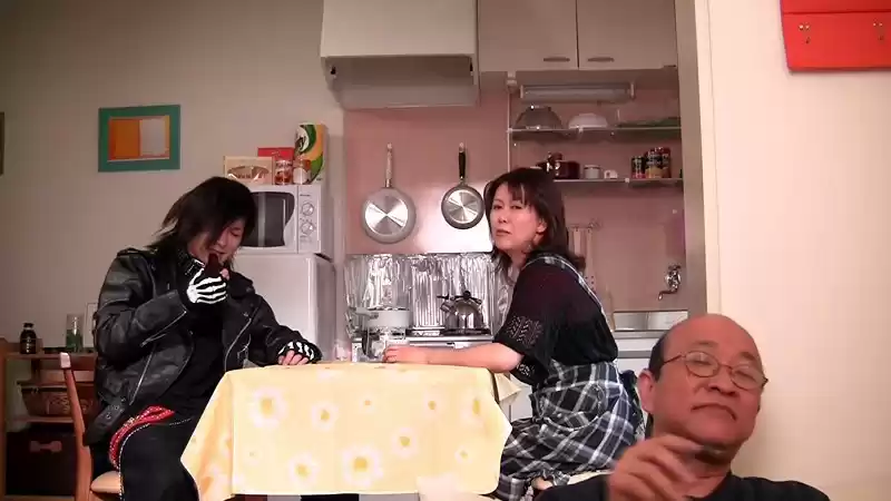 父親の目を盗んで乳繰りあう母と息子