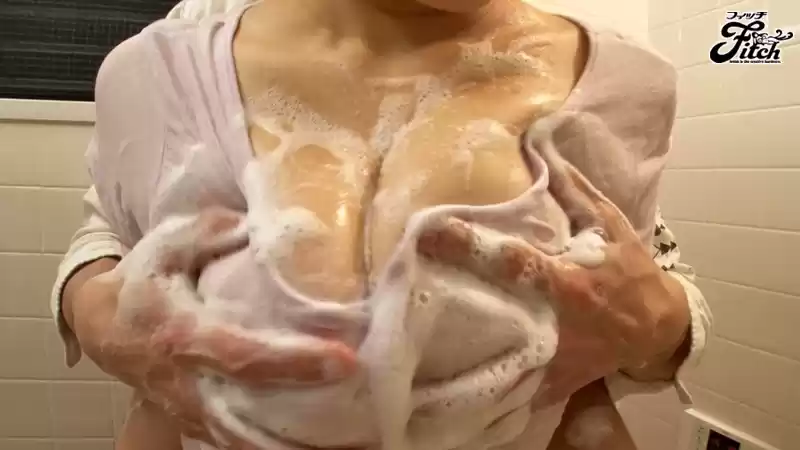 びっしょり汗だく爆乳家政婦～派遣先の男達の興奮が収まらない濡れ透け肉感ボディ～ 国見みすず