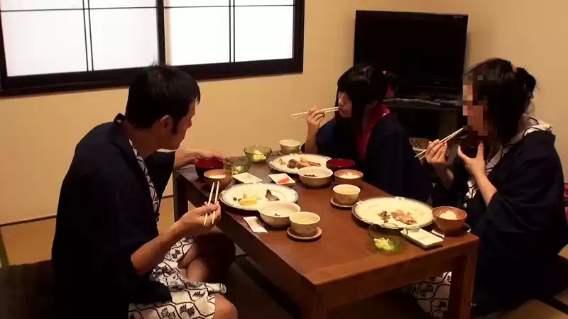 ロリ専科 女子●●温泉旅行 パイパン湯女少女 義父に言い寄られイタズラされる成長期のひとり娘 生中出し るな