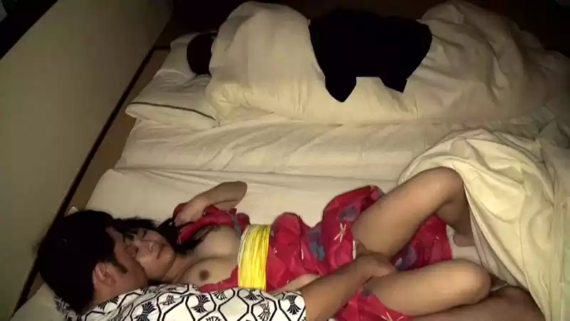 ロリ専科 女子●●温泉旅行 パイパン湯女少女 義父に言い寄られイタズラされる成長期のひとり娘 生中出し るな