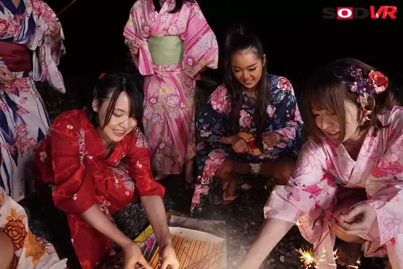 【VR】夏の夜に線香花火VR 「先に落ちたほうが何でもいう事聞く」という流れで、好きだった子からまさかの告白！2人きりになって浴衣ラブラブ中出しSEX