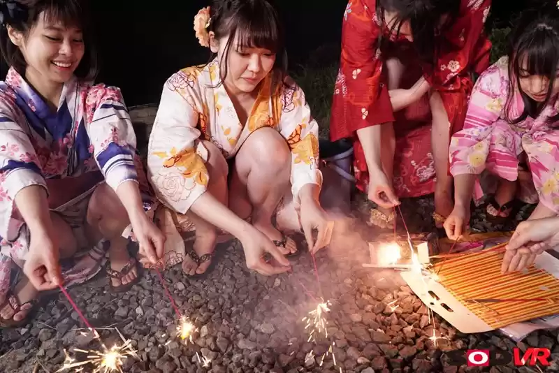 【VR】夏の夜に線香花火VR 「先に落ちたほうが何でもいう事聞く」という流れで、好きだった子からまさかの告白！2人きりになって浴衣ラブラブ中出しSEX