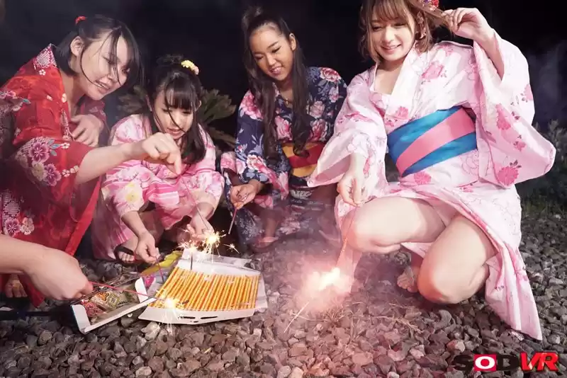 【VR】夏の夜に線香花火VR 「先に落ちたほうが何でもいう事聞く」という流れで、好きだった子からまさかの告白！2人きりになって浴衣ラブラブ中出しSEX