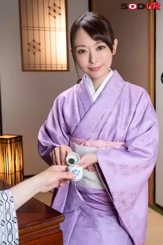 【VR】美人若女将が評判の宿 一目惚れされて一晩中ず～～っと精子搾り取られた！！ 桜井萌（29）