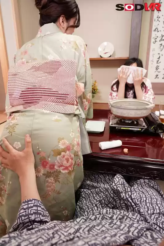 【VR】精力料理を食べさせフル勃起ち○ぽを一度入れたら離さないスッポンま○こで連続SEXする変態女将 三浦歩美