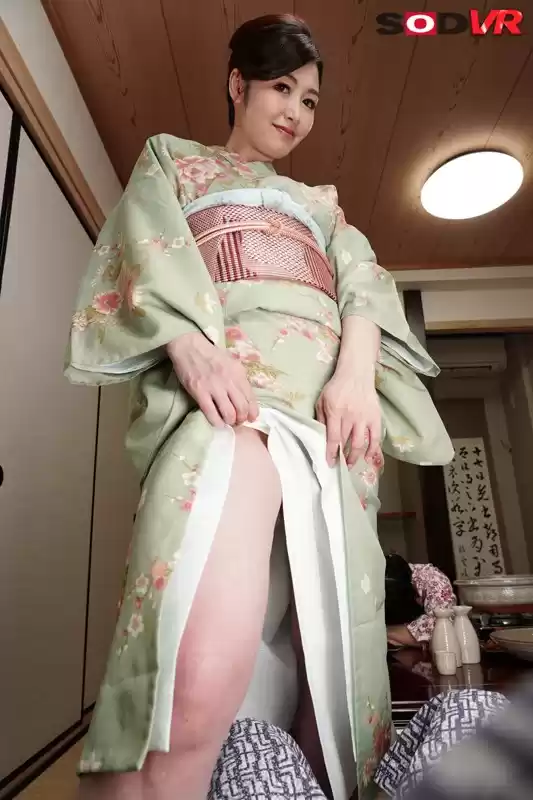 【VR】精力料理を食べさせフル勃起ち○ぽを一度入れたら離さないスッポンま○こで連続SEXする変態女将 三浦歩美