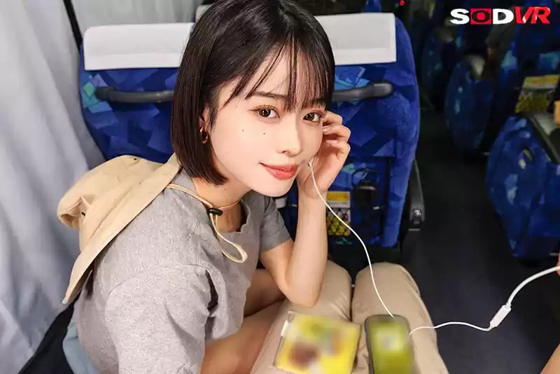 【VR】【8K】【フェス帰り×夜行バス】ライブで意気投合した小悪魔美少女にゼロ距離密着ささやきされ続けた山梨→新宿間 MINAMO