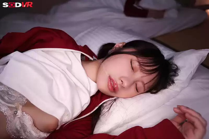 【VR】【8K】修○旅行の夜…地味メガネ同級生の布団に潜り込み強引夜○い！抵抗するも密着ピストンビショビショ濡れ快楽堕ち性交 松井日奈子
