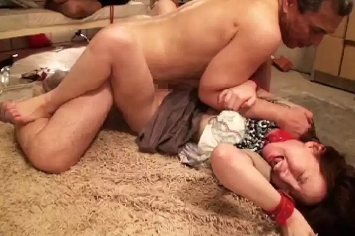 じじいに嬲られた奥さん生中出し 5人