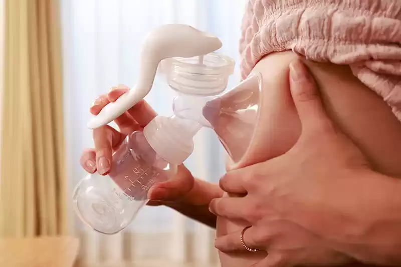 身重の嫁に搾乳の仕方を教えてる先輩ママさんのおっぱいに発情しちゃった俺 小那海あや・江澄ゆゆ・横峯めぐ