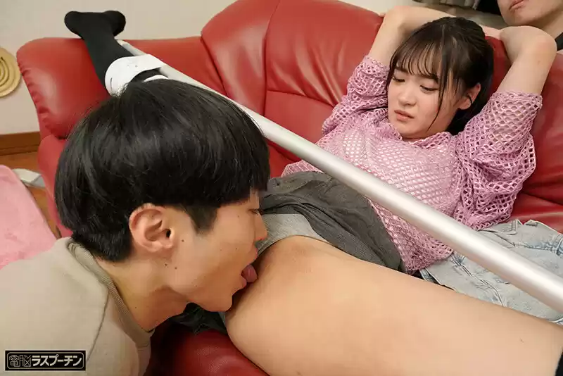甥っ子の悪ガキ2人に180°開脚拘束エンドレスクンニでイカされる！姉かと見間違う軟体美人叔母 若月もあ
