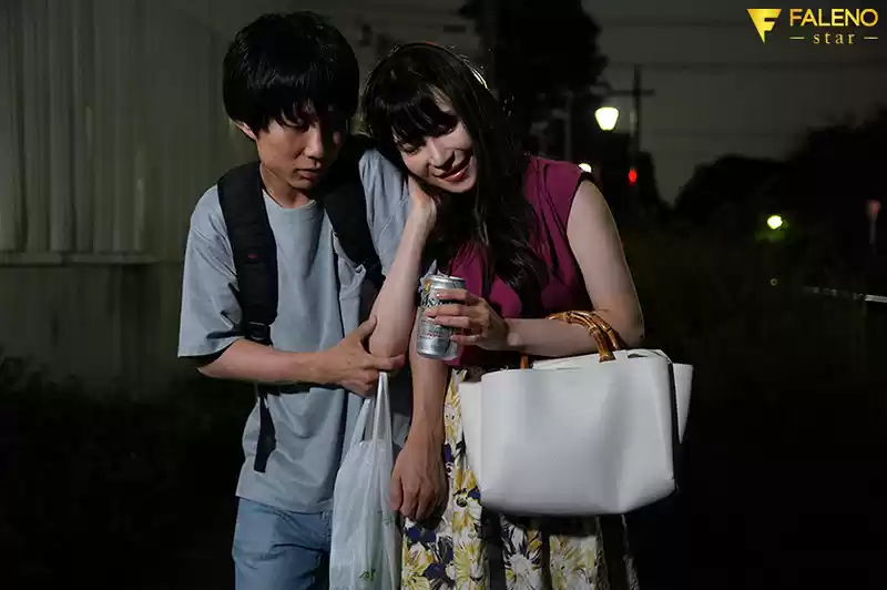 「私のおっぱい気になるの？」からかわれて勃起したボクは先輩の巨乳彼女とパイズリSEXしまくった… 小野夕子