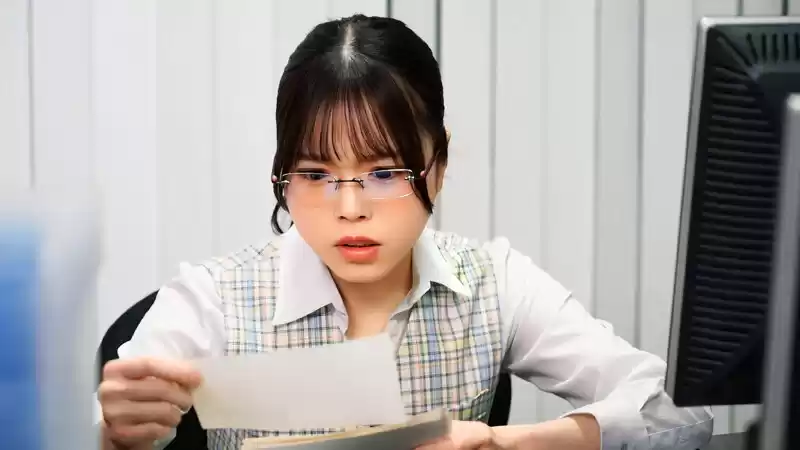 「これは経費で落ちません！」いつも地味で生真面目で領収書を突っ返してくる経理部のOLがデリヘル嬢で痴女だった。宮本さん編【配信限定】 宮本聡美