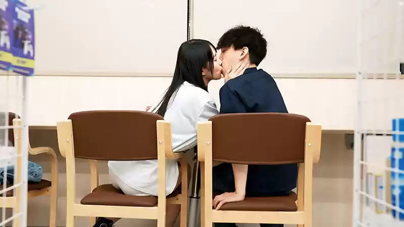 コンビニのバックヤードでセックスをするのが好きな彼女は不倫をしていた。二羽紗愛