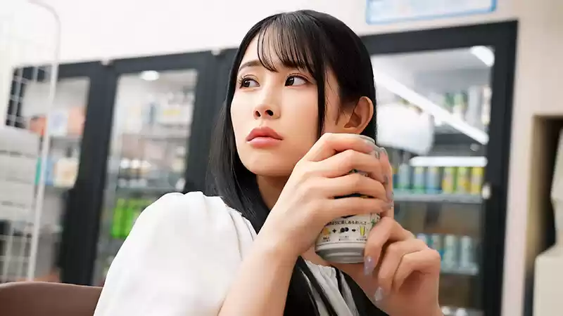 コンビニのバックヤードでセックスをするのが好きな彼女は不倫をしていた。二羽紗愛