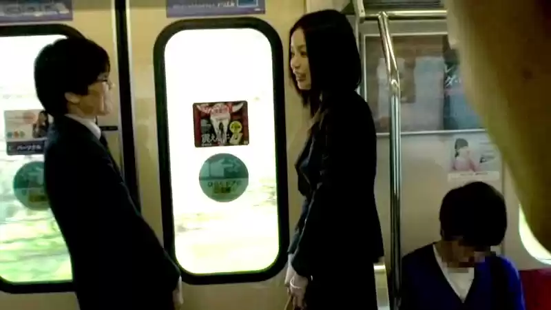 毎朝、通勤電車で目が合う。即勃起してしまうくらい美系なお姉さんを尾行してみたら、中年オヤジにナンパされて発情してしまうようなド変態だったので、冴えないダメダメな僕も思い切って声をかけてみた！！！
