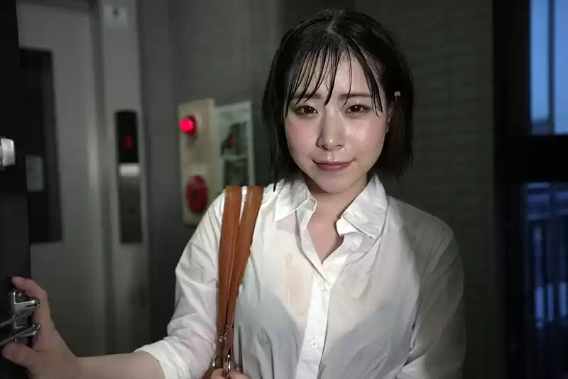 小悪魔顔で優しく誘惑してくるヤリマンすぎるデカ尻家庭教師 沙月恵奈