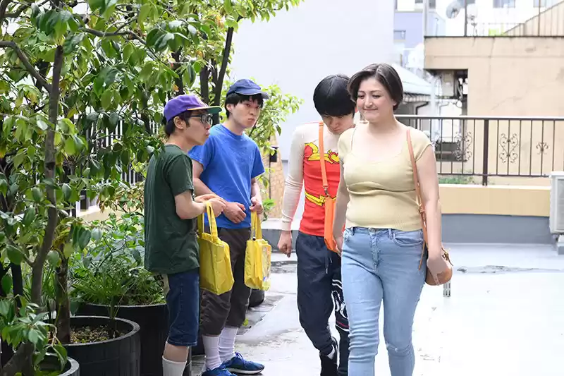 息子の友達のマセガキ共に性処理させられザーメンまみれの母親~ 櫻田杏奈